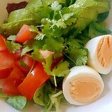 アボカド、トマト、卵のコリアンダーサラダ